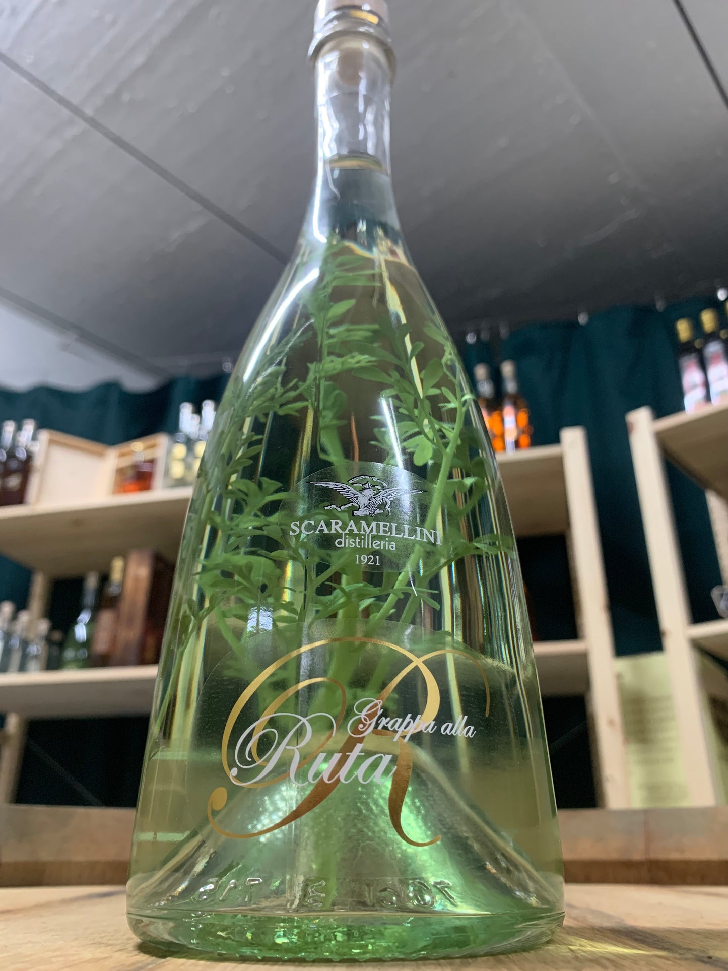 Grappa di Bardolino mit Ruta 0,7L – Aromatisierte Spezialität mit echten Ruta-Pflanzen