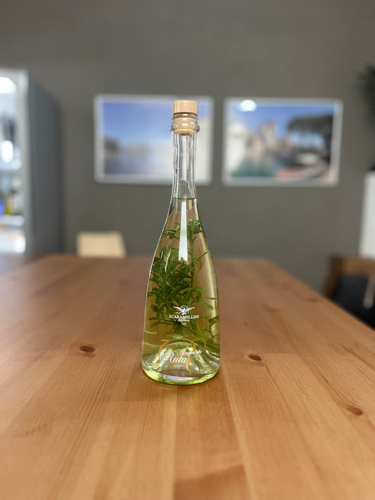 Grappa di Bardolino mit Ruta 0,7L – Aromatisierte Spezialität mit echten Ruta-Pflanzen